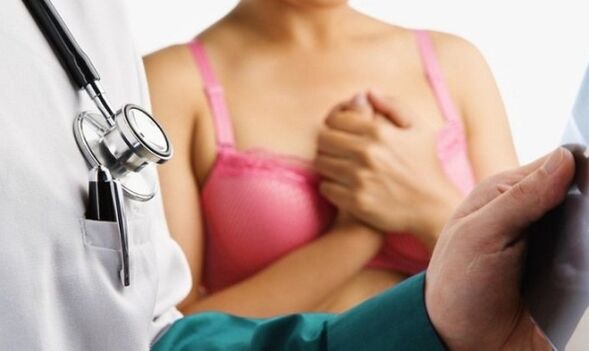 examinarea de către un medic înainte de mărirea sânilor