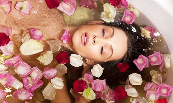 făcând băi cu ulei pentru mărirea sânilor